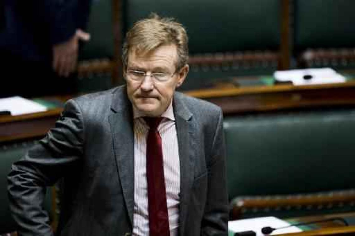 Van Overtveldt: "Niet te lang wachten met verkoop Belfius"