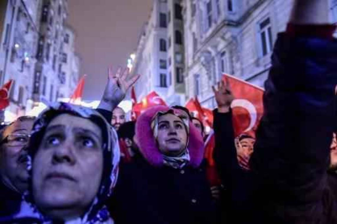Conflict Nederland/Turkije - Ook protesten bij Nederlandse ambassades in Düsseldorf en Ankara