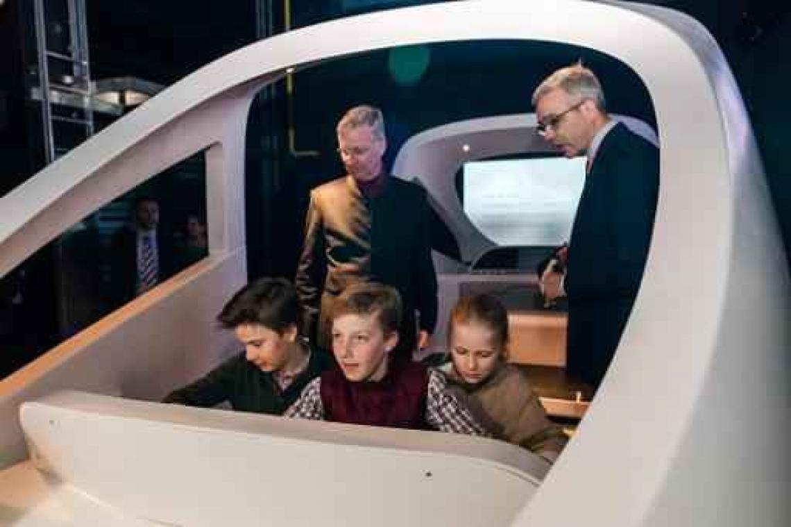Koning Filip brengt met drie jongste kinderen bezoek aan Train World