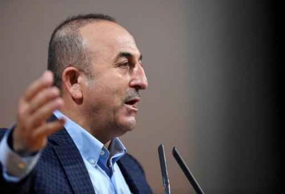 Honderden mensen luisteren in Metz naar Cavusoglu