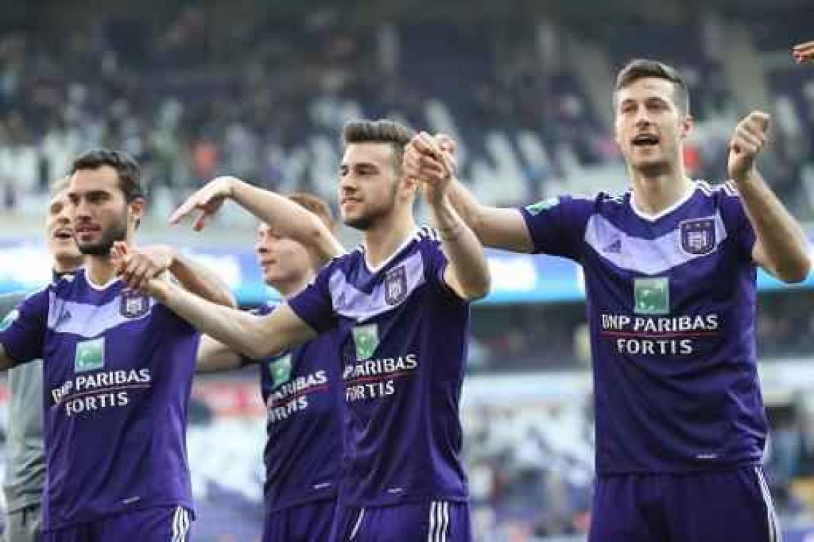 Anderlecht snoept Club Brugge in extremis eerste plaats af