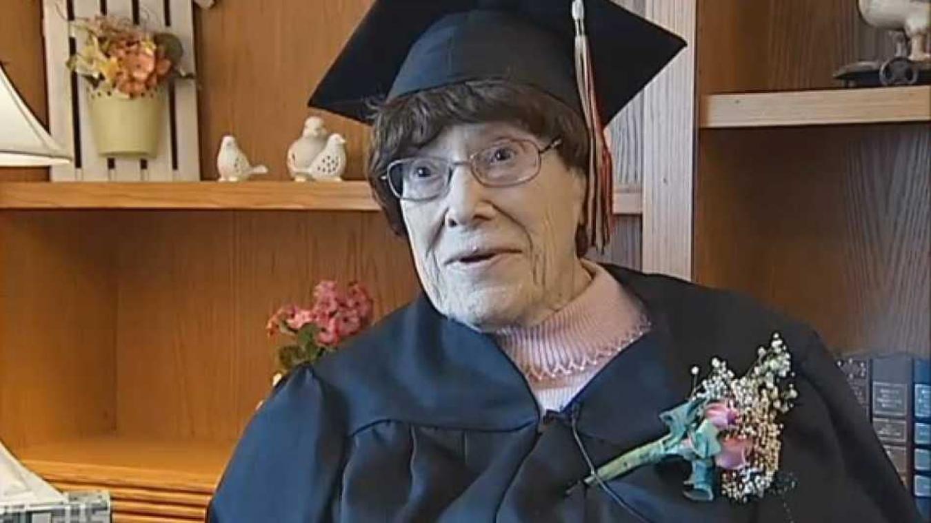 103-jarige vrouw haalt haar middelbare schooldiploma