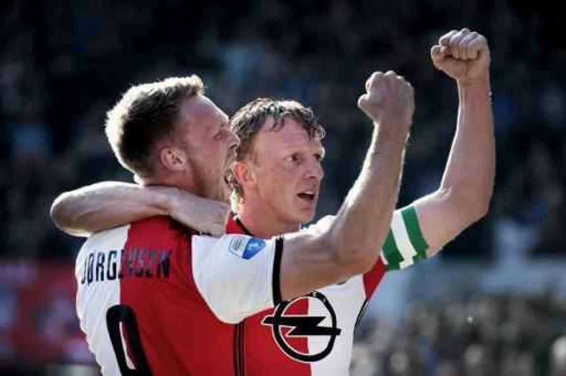 Belgen in het buitenland - Feyenoord wint na doelpuntenkermis van AZ