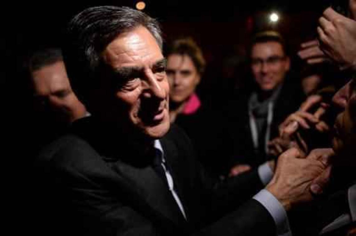 Fillon bevestigt dat "vriend" hem luxueuze kostuums cadeau deed