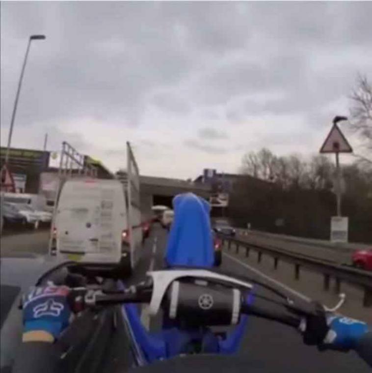 Ongeduldige motorrijder haalt levensgevaarlijke manoeuvres uit