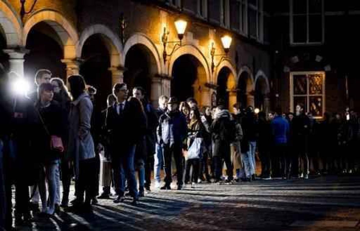 Wachtrijen door tekort stembiljetten in Den Haag
