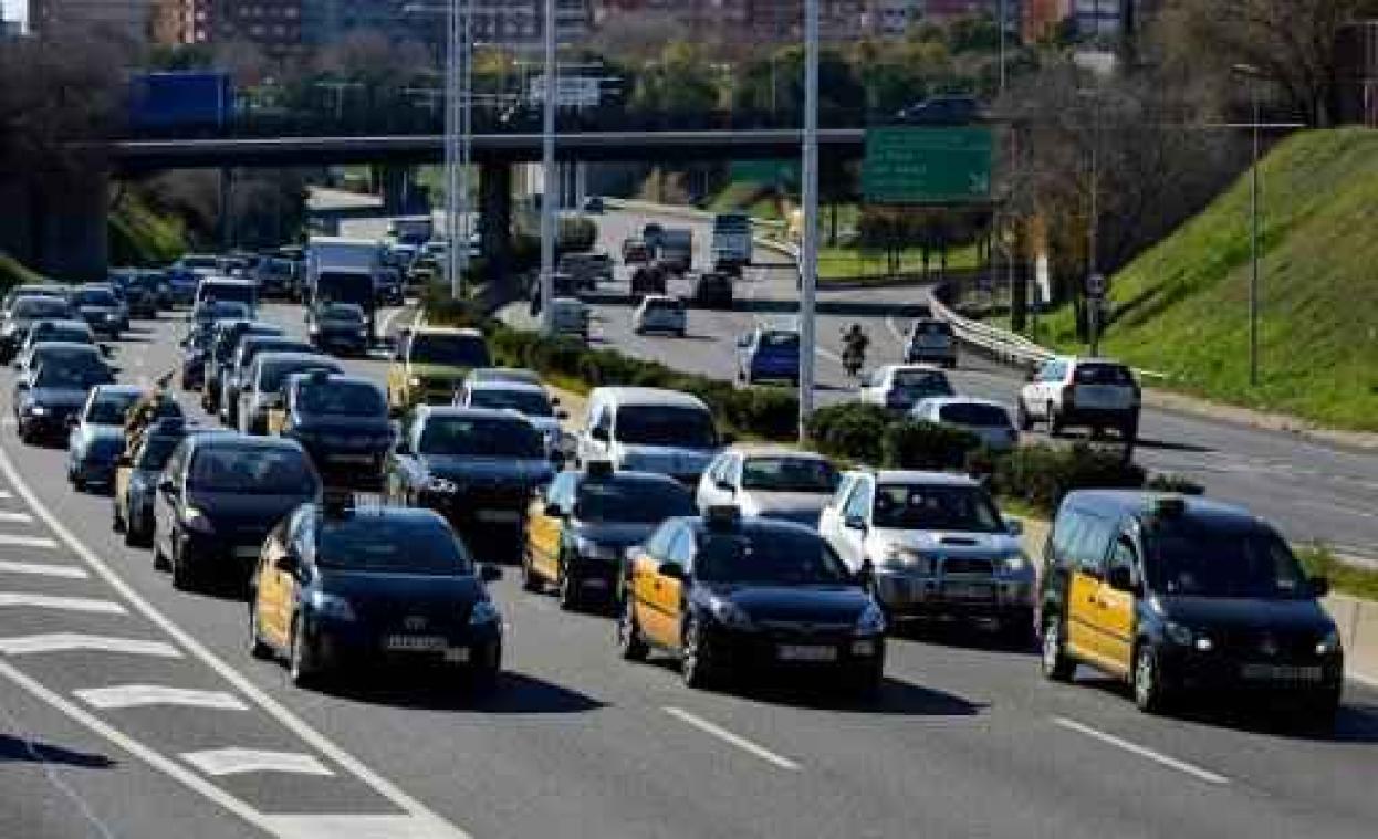 Duizenden taxichauffeurs betogen in Madrid en Barcelona tegen diensten als Uber