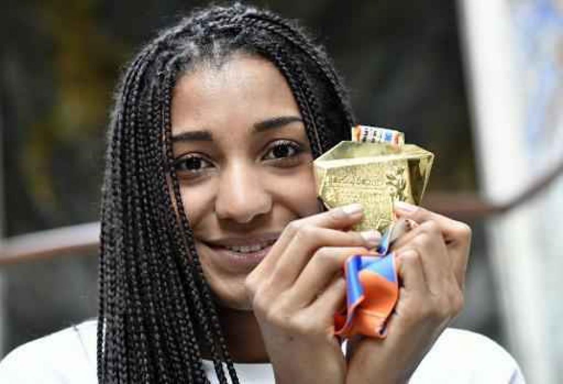 Nafi Thiam overhandigt trofee aan bekerwinnaar