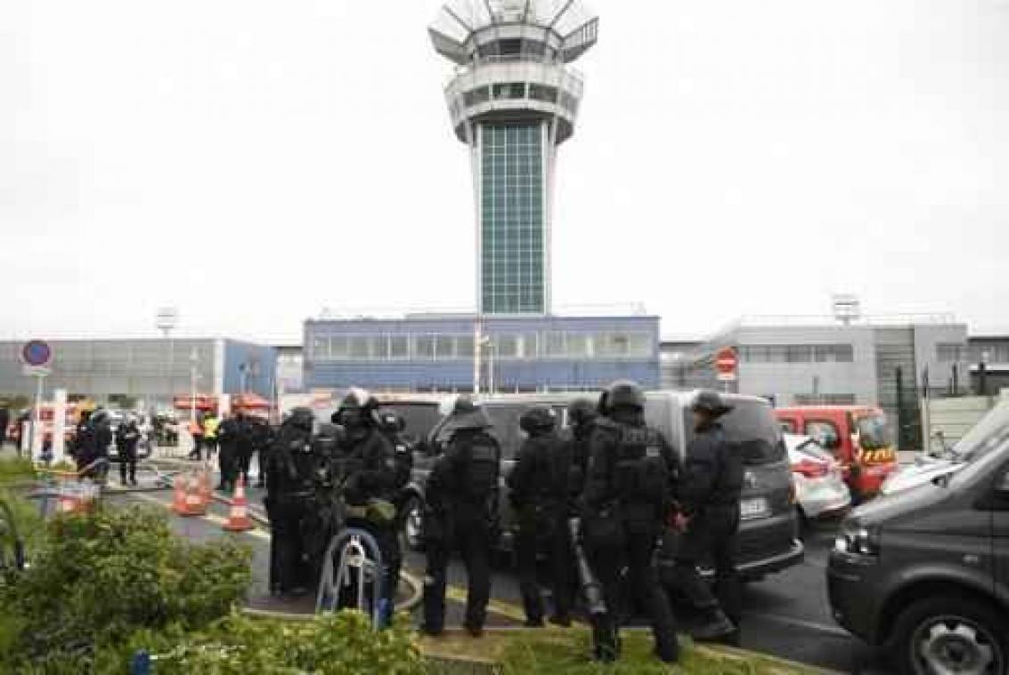 Man doodgeschoten op luchthaven Parijs-Orly - "Mogelijk verband met schietincident ten noorden van Parijs"