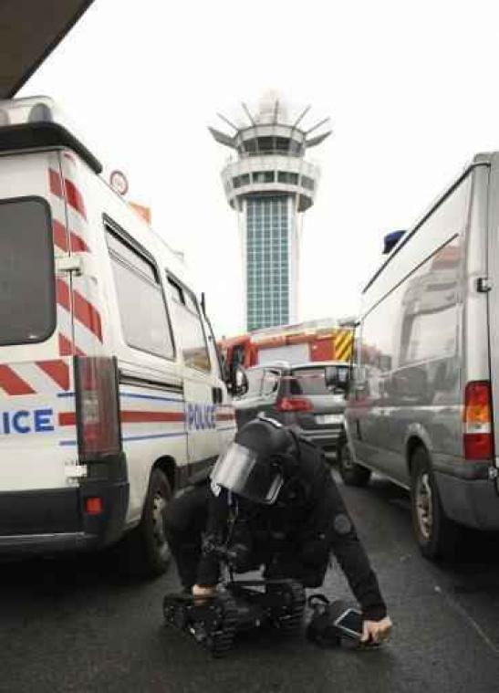 Anti-terrorisme parket neemt onderzoek luchthaven Parijs-Orly in handen