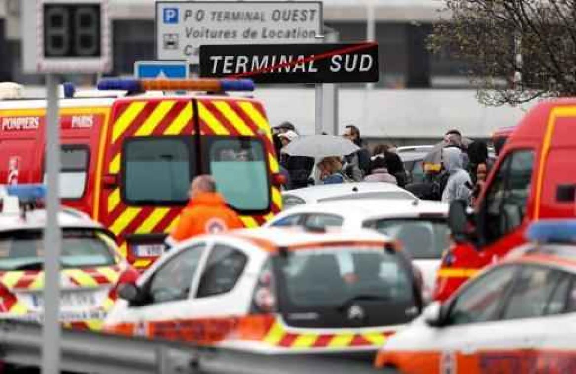 Man doodgeschoten op luchthaven Parijs-Orly - Dader gooide soldate op de grond