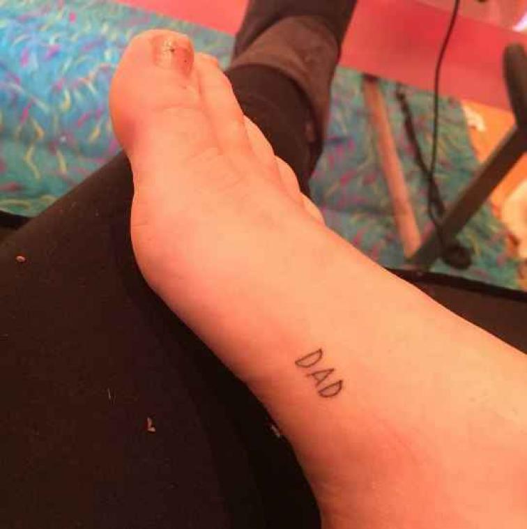 Miley Cyrus eert vader met nieuwe tatoeage