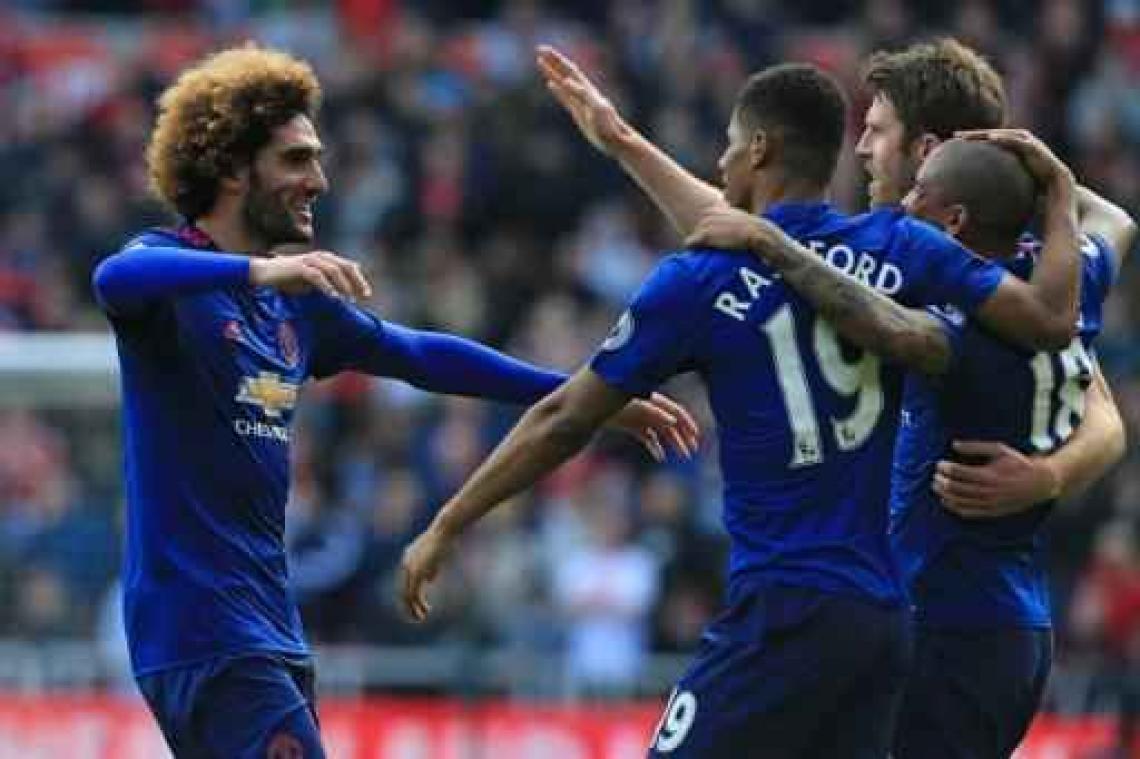 Fellaini helpt Manchester United met goal aan zege