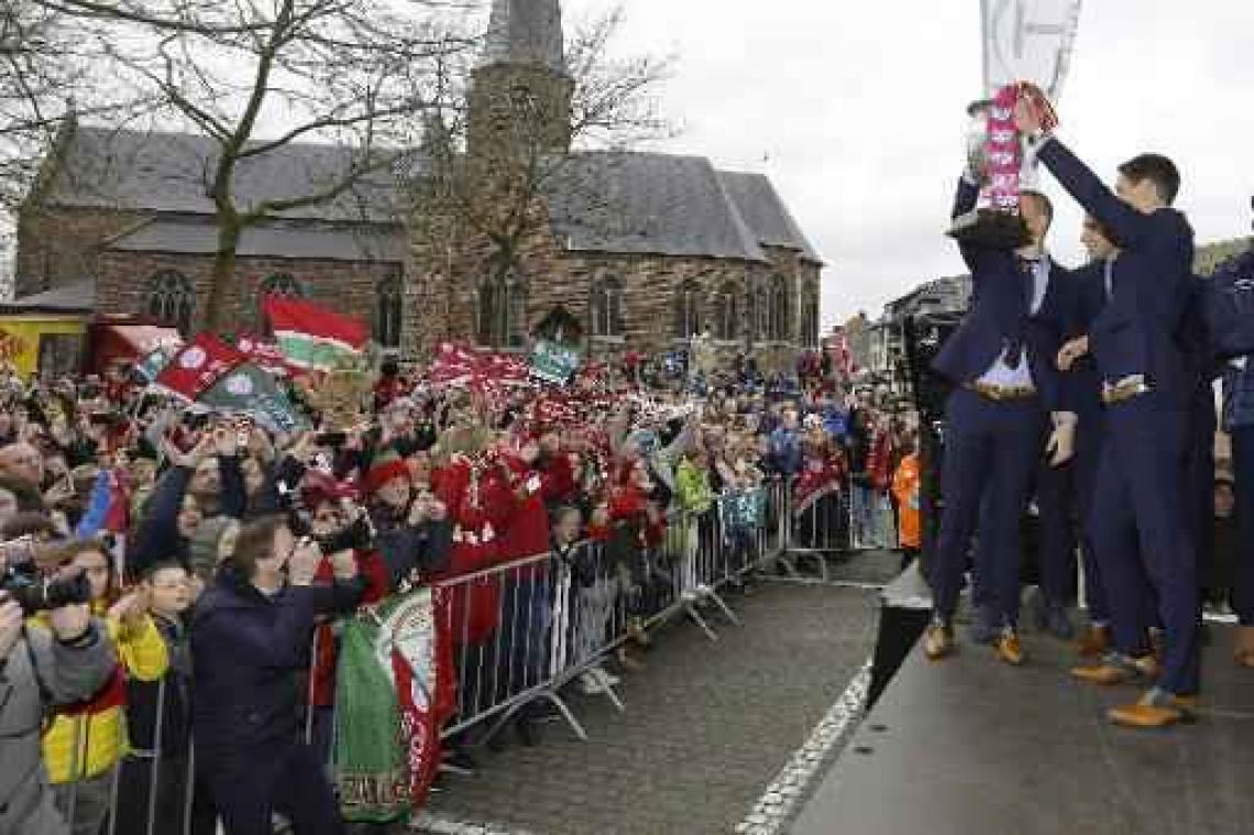 Groot supportersfeest op markt van Waregem