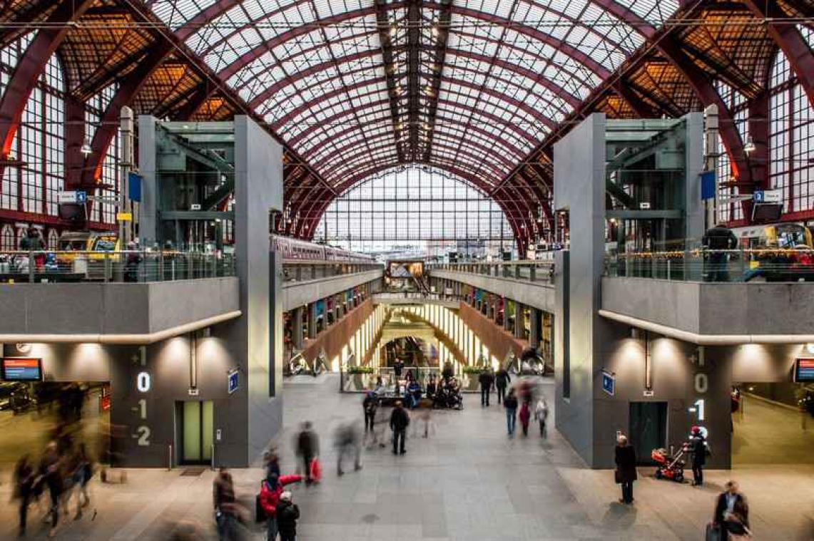 Langste glijbaan getest in station Antwerpen-Centraal