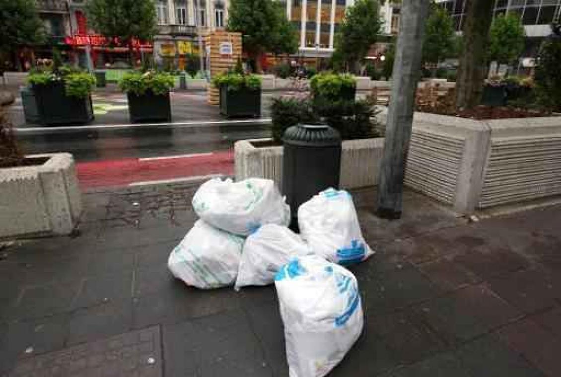 Brussels huisvuil blijft liggen door staking