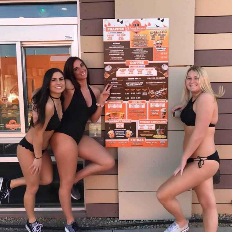 In deze koffiebar werken alleen barista's in bikini
