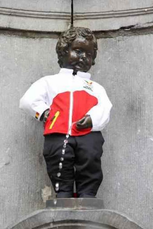 Manneken Pis herdenkt aanslagen in nieuwe brandweeruitrusting