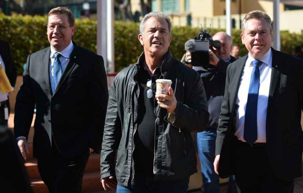 Australische minister geeft zichzelf aan voor gsm-gebruik in de wagen