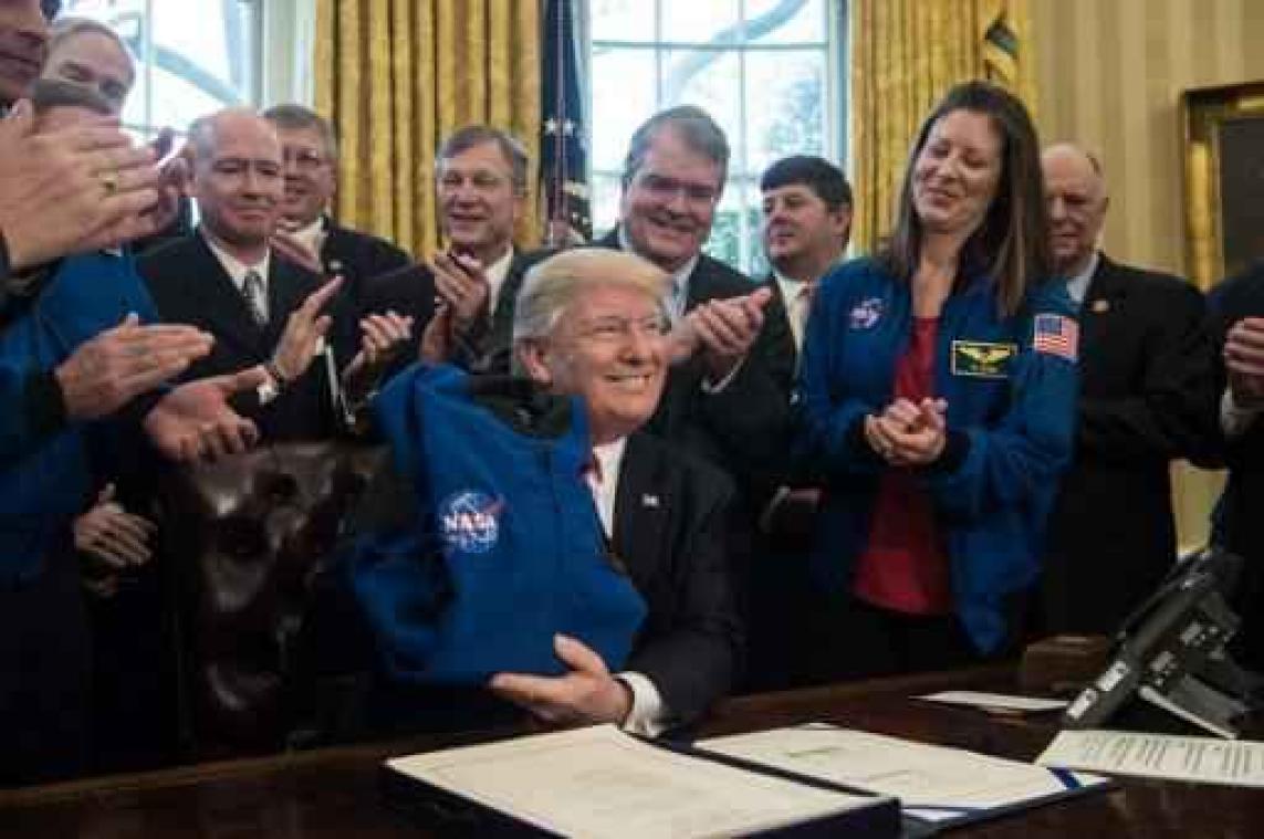 Amerikaanse president Trump ondertekent NASA-begroting met bemande Mars-exploratie