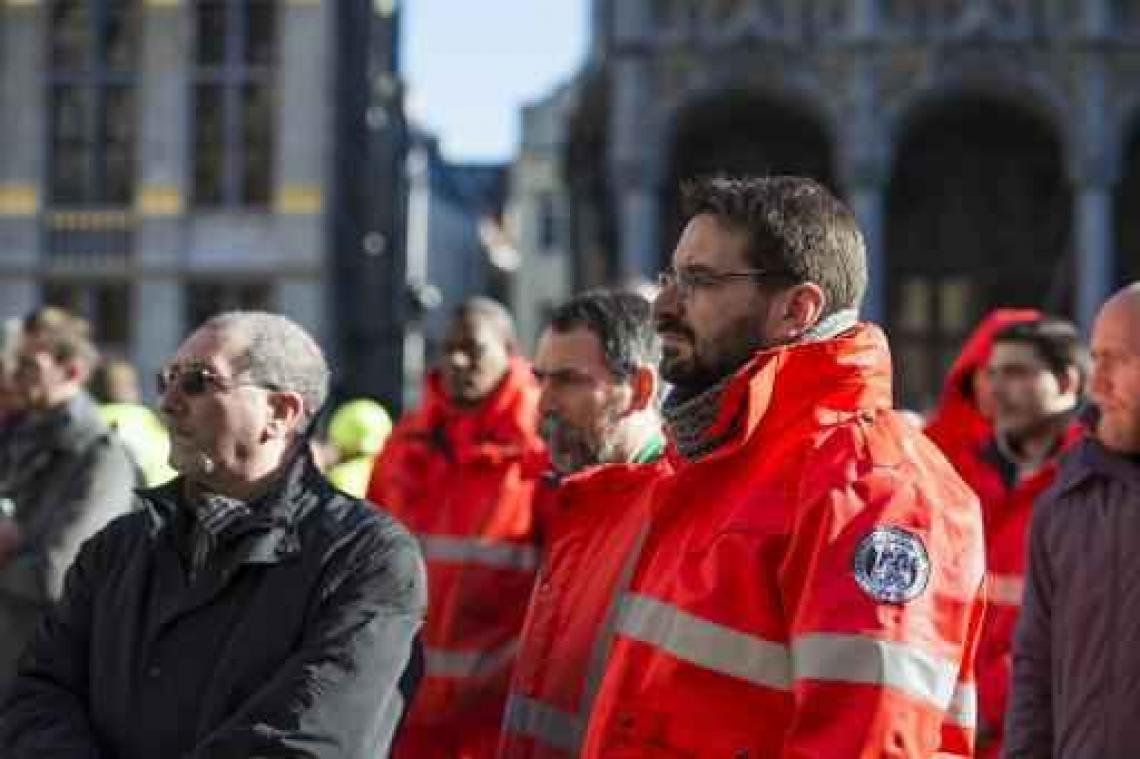 Brusselse stadsdiensten herdenken aanslag Maalbeek op Grote Markt om exact 9.11 uur