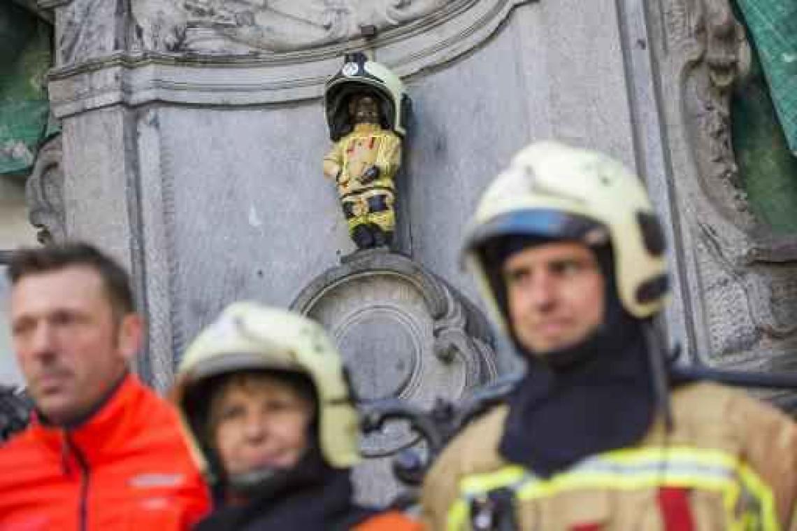 Een jaar later: Manneken Pis en Brusselse brandweer herdenken samen de aanslagen