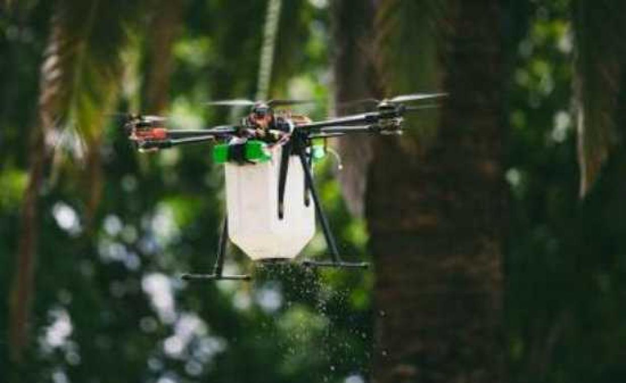 Drone strooit insecten rond