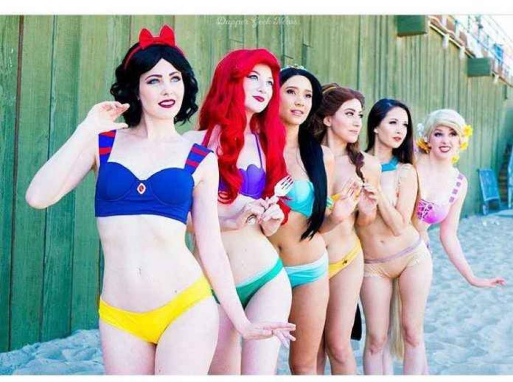 IN BEELD. Bikini's voor diehard Disneyfans