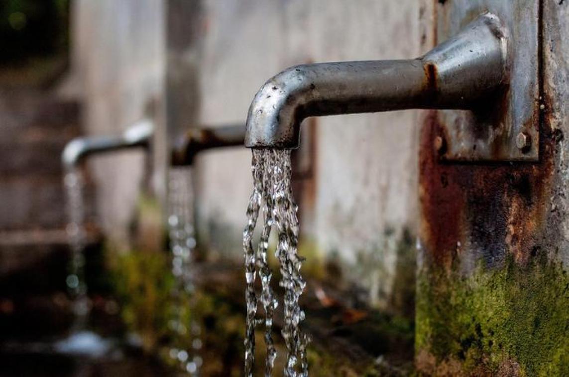 Kinderen naar school dankzij drinkbaar water