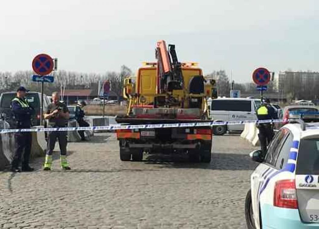 Steekwapens, riotgun en bus met onbekende inhoud in wagen