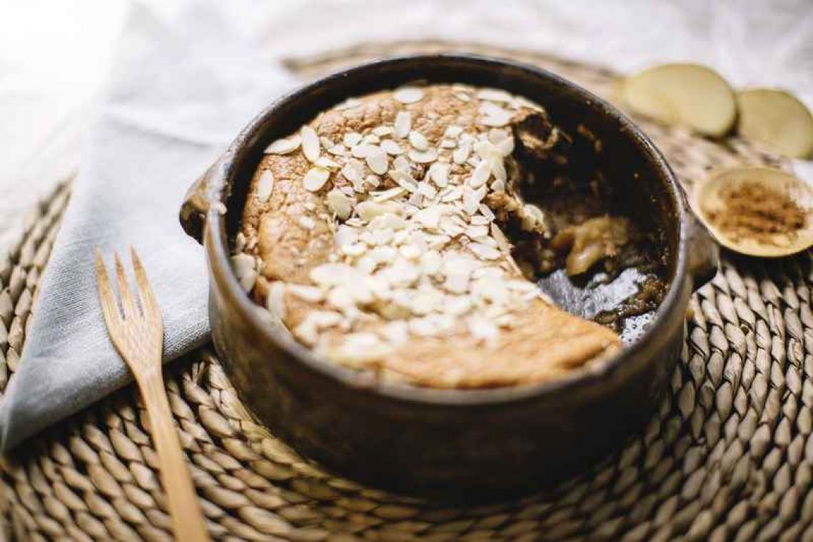 Appelgebak met kaneel en amandelen