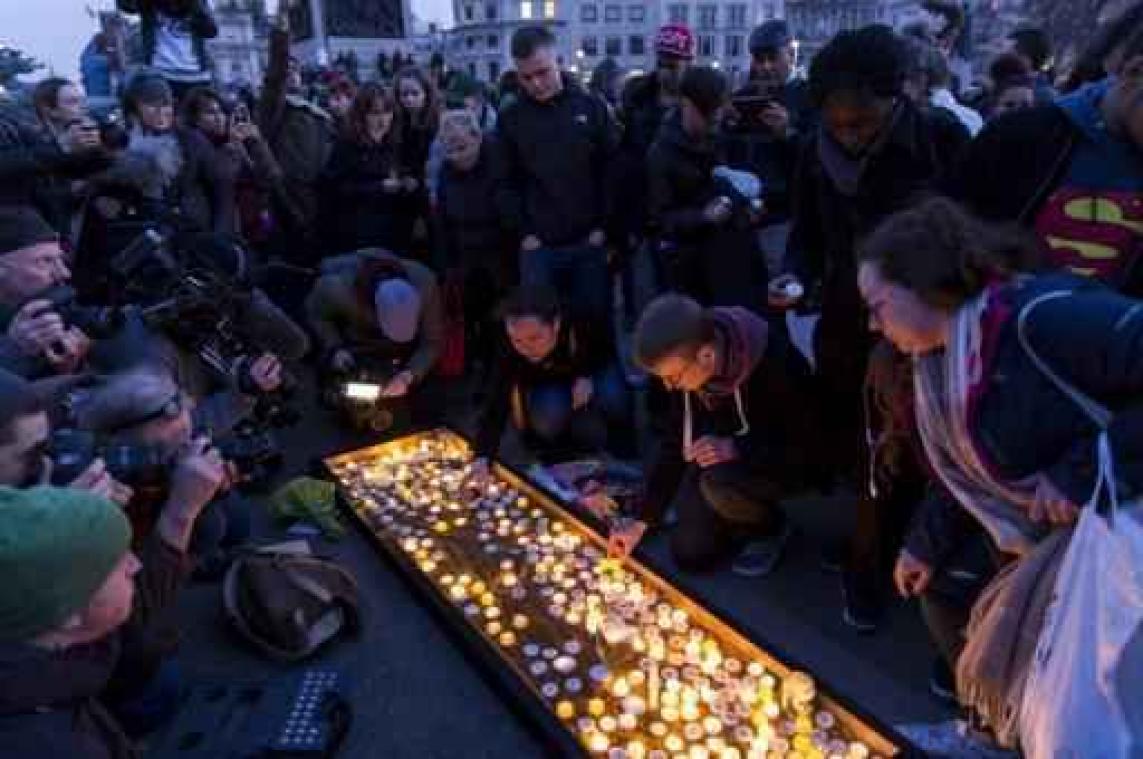Aanslag Brits parlement - Honderden mensen komen samen op Trafalgar Square voor eerbetoon aan slachtoffers
