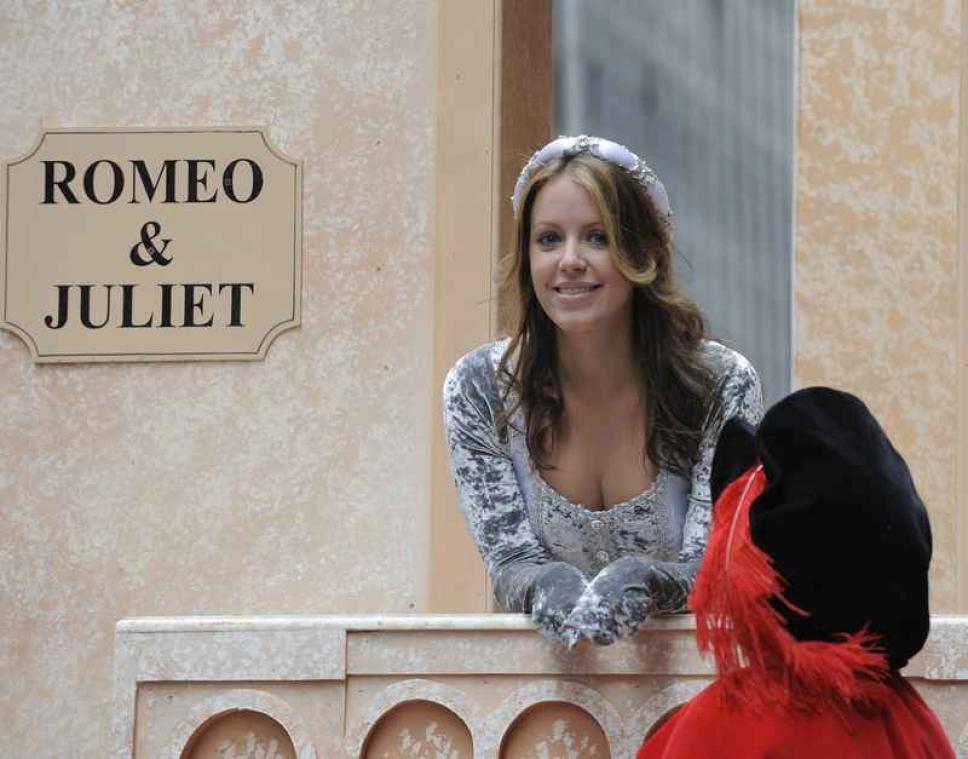 Moderne Romeo en Julia worden bijna gelijktijdig geboren