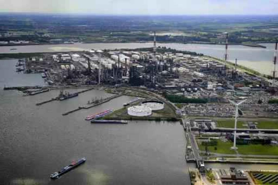 Greenpeace-activisten willen schoorsteen van Total beklimmen in Antwerpen