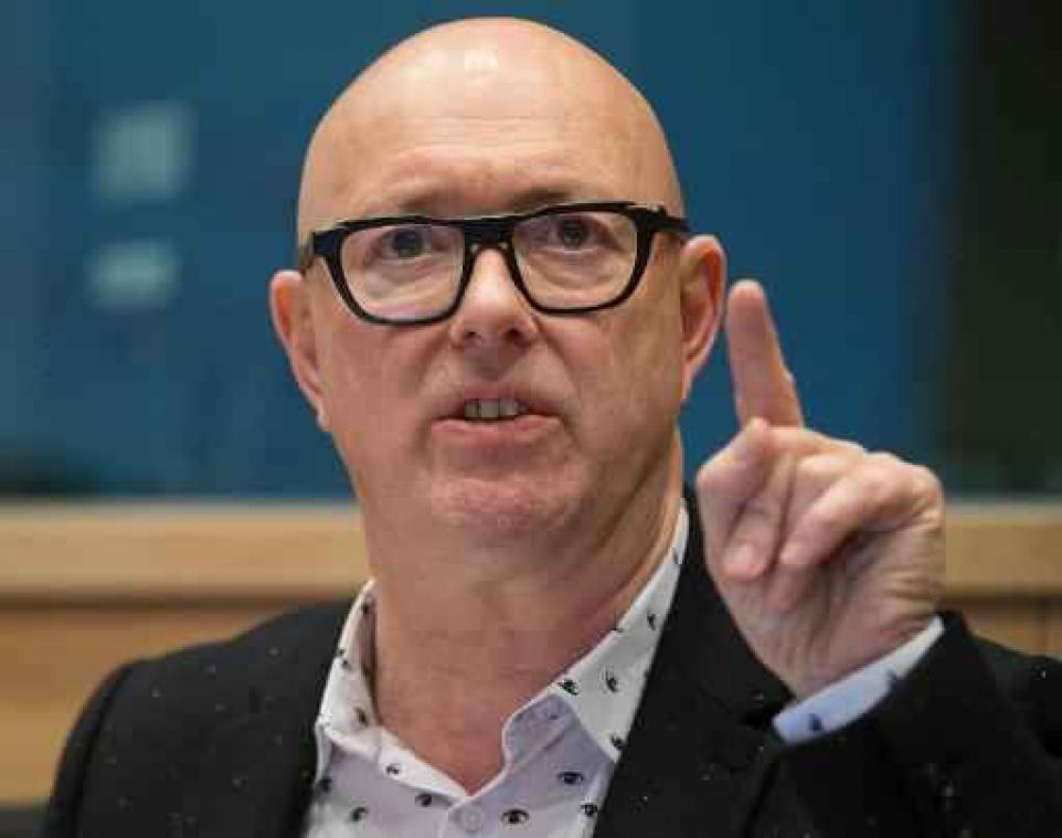 "Niet minister maar onafhankelijk college zou topambtenaren moeten evalueren"
