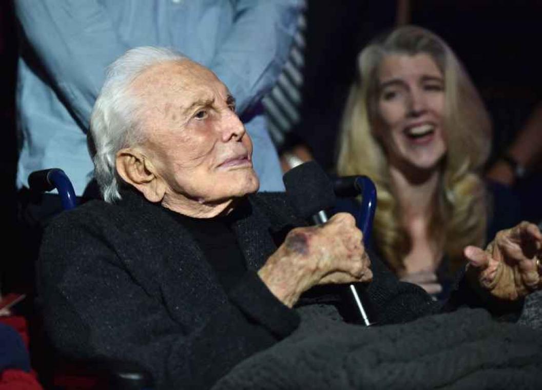 Eeuweling Kirk Douglas brengt boek uit