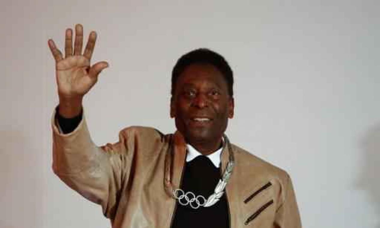 Door Pelé gesigneerd Panini-album brengt 12.000 euro op bij veiling