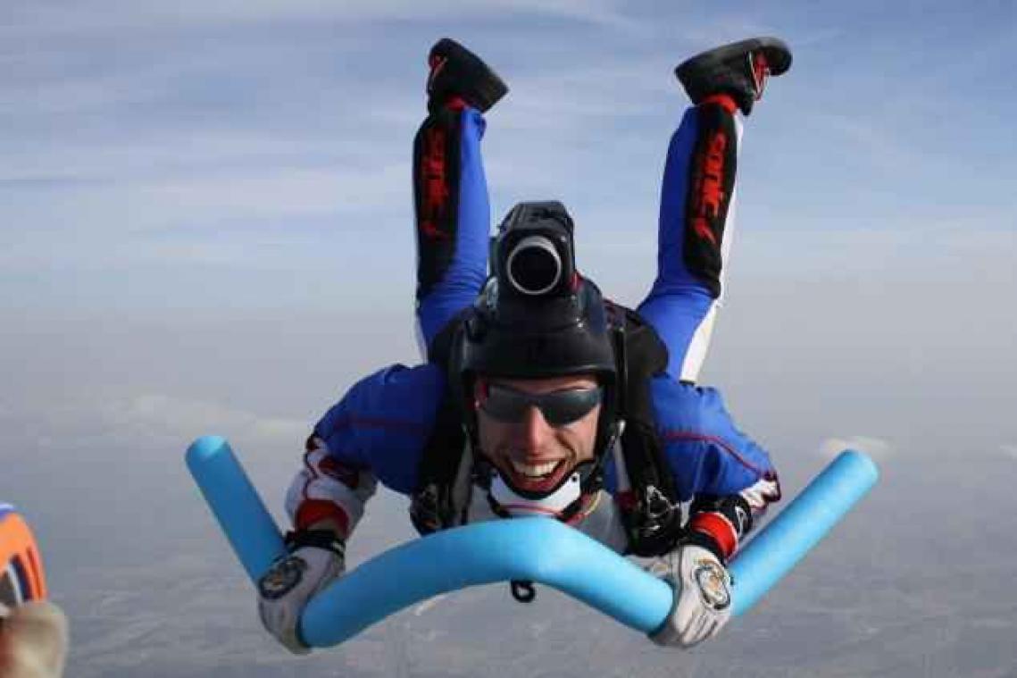 Skydiver verliest bewustzijn, maar overleeft toch nadat vriend parachute voor hem opent