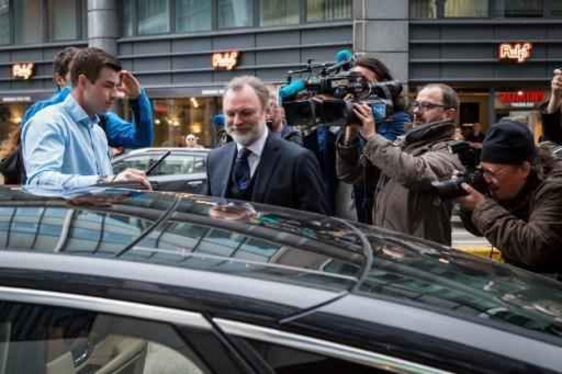 Britse media volgen ambassadeur - en briefdrager - Tim Barrow op de voet