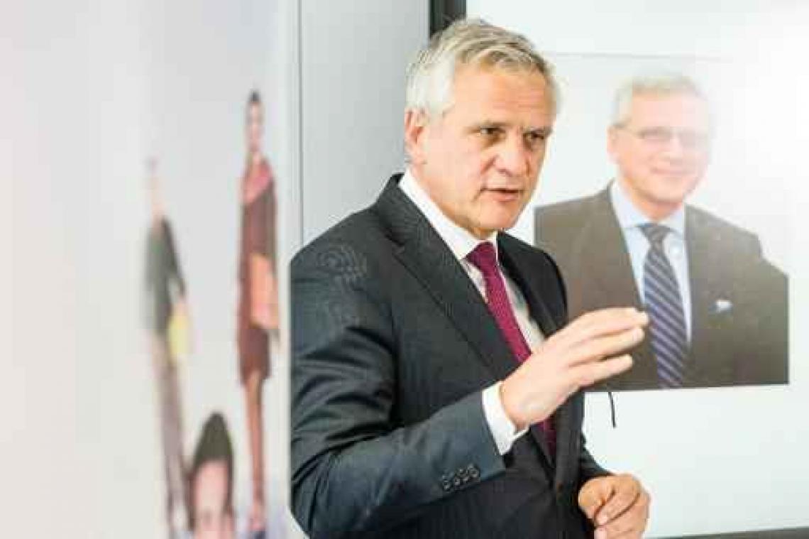 Kris Peeters laat leeftijdsdiscriminatie bij banken onderzoeken