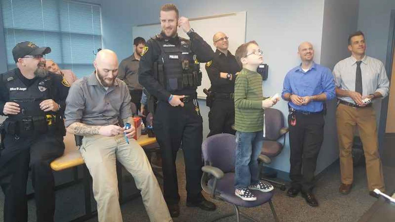 Amerikaanse jongen schenkt Wii aan rouwende politie-agenten