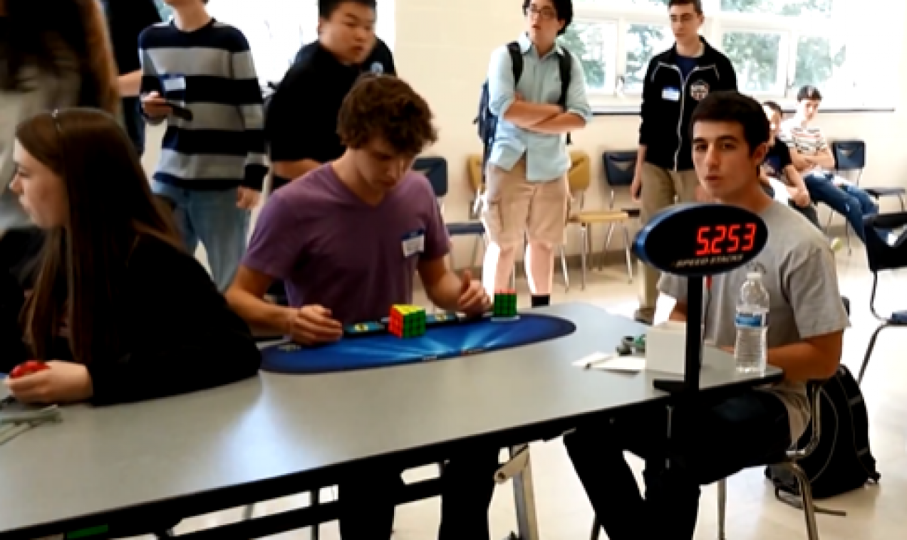 Tiener vestigt nieuw Rubik's Cube wereldrecord