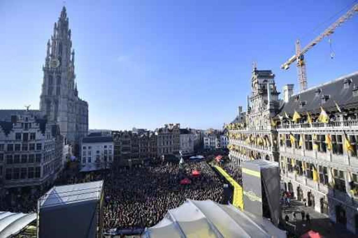 Ronde van Vlaanderen - Lentezon brengt heel wat mensen naar Antwerpse Grote Markt voor ploegvoorstelling