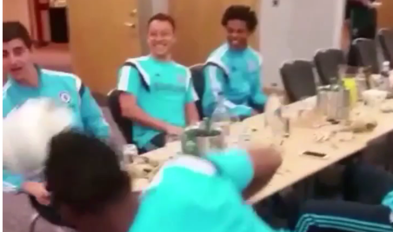 Zo amuseren de spelers van Chelsea zich aan tafel