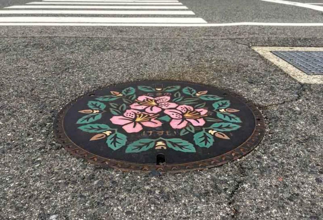 IN BEELD. Japanners zijn creatief met riooldeksels
