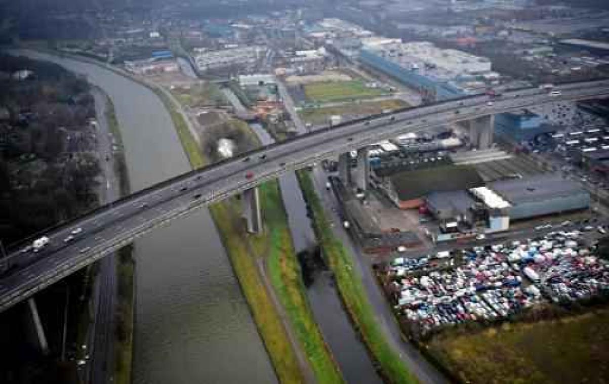 Bestelwagen met 13 inzittenden verongelukt op viaduct van Vilvoorde