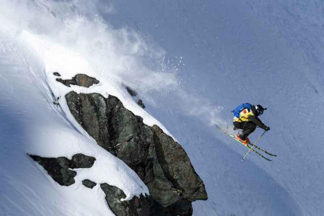 IN BEELD. Spektakel tijdens wereldkampioenschap freeride skiën en snowboarden