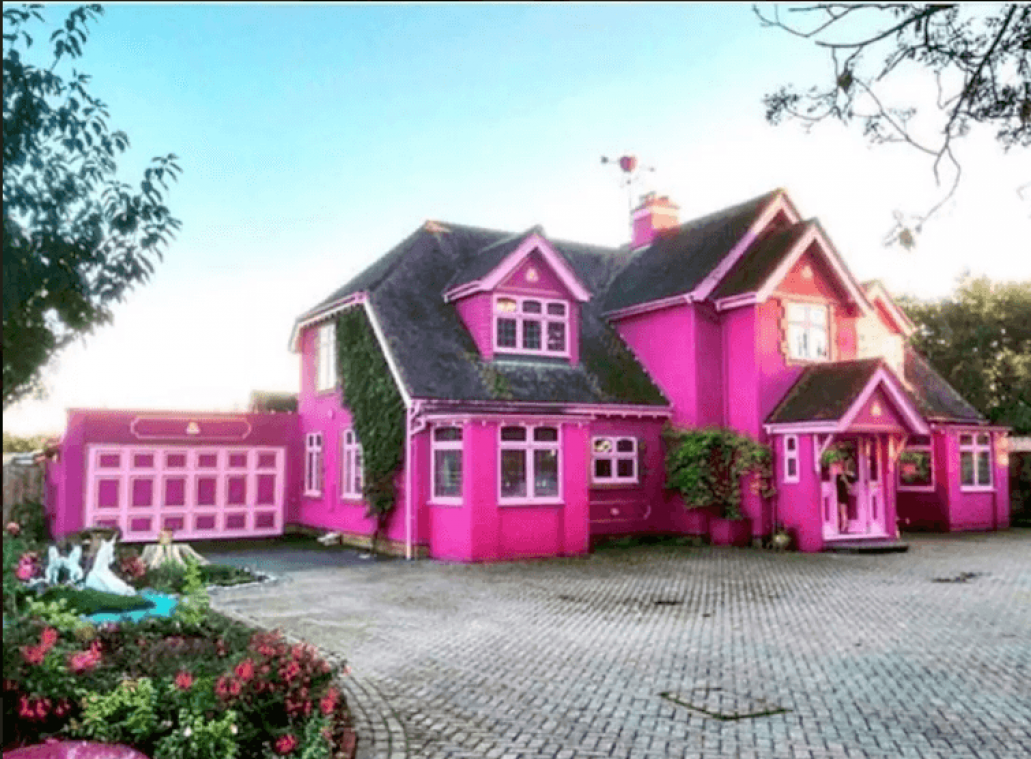 Boek een overnachting in dit levensgrote Barbie en Ken-huis