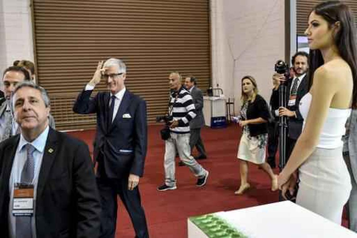 Bourgeois naar Brazilië en Peru - Bourgeois bezoekt beurs met baggeraars, bier en babes