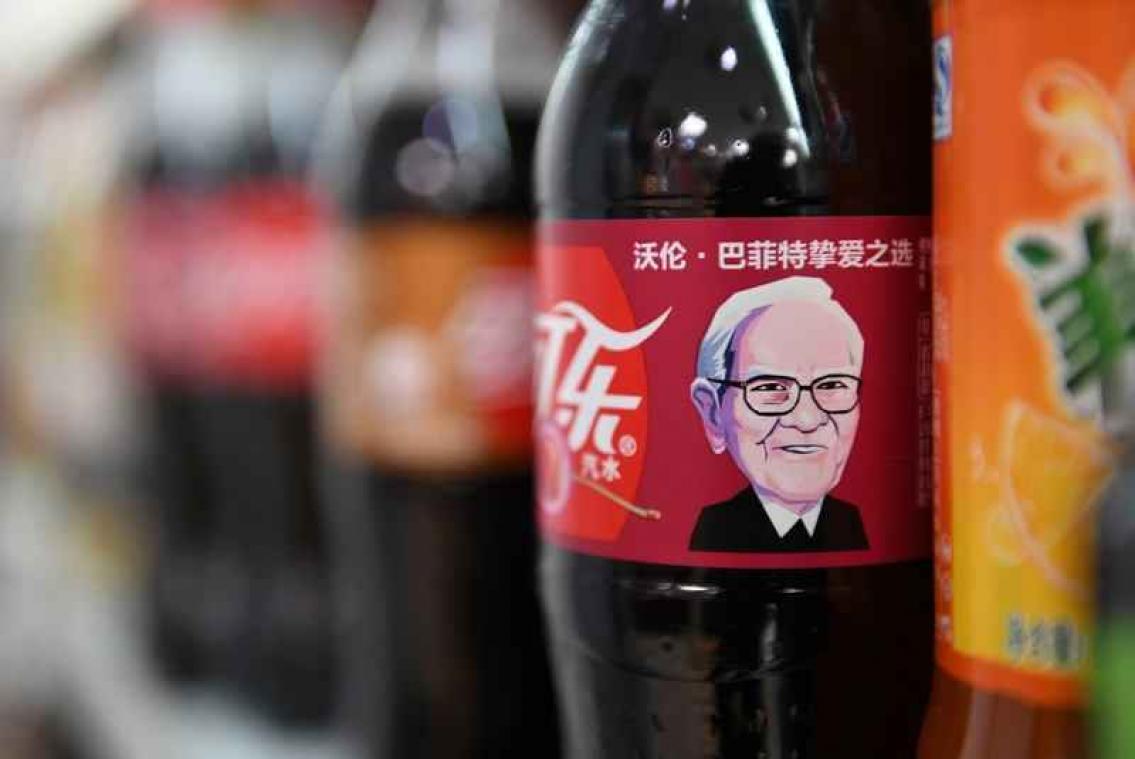 Miljardair Warren Buffet staat op flesjes Cherry coke